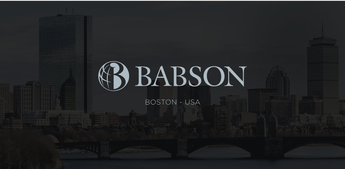 Cidade de Boston ao fundo e logo Babson ao centro